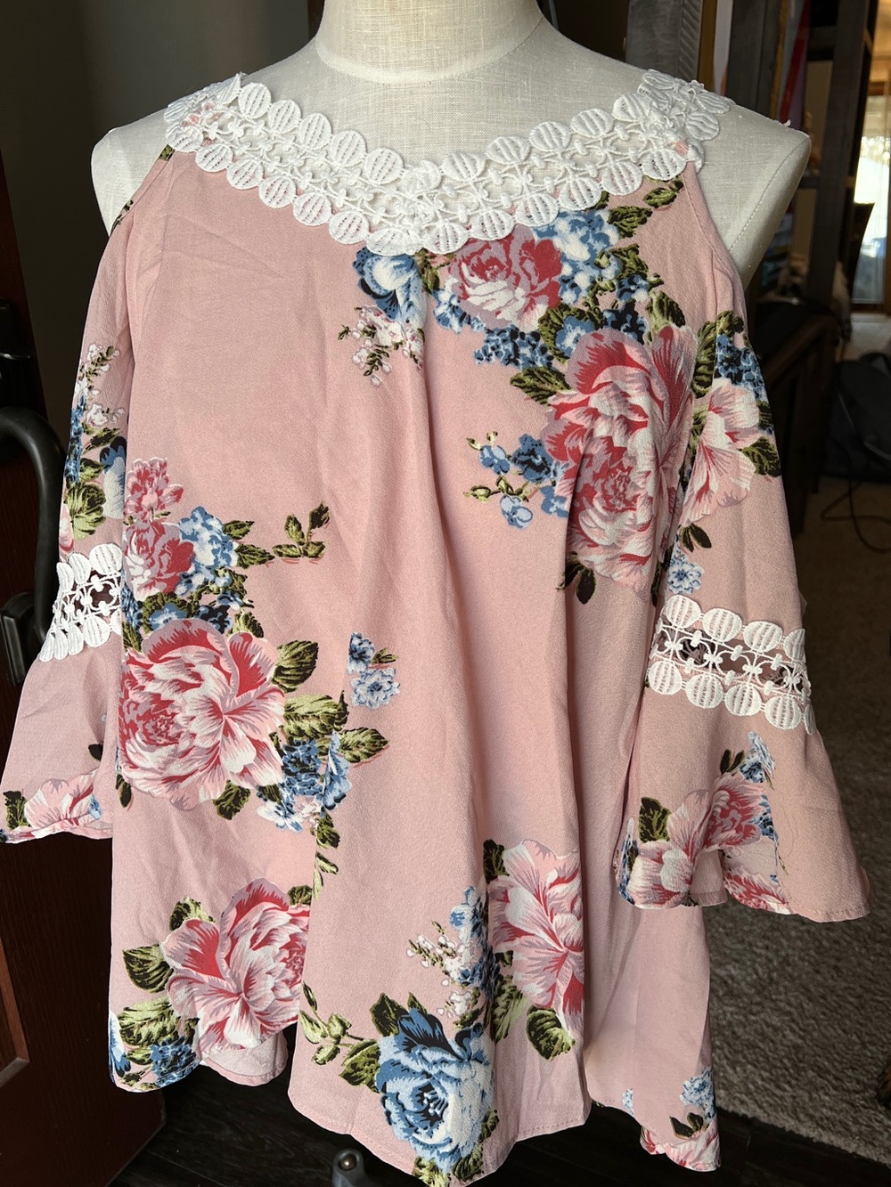 Cupshe Pink Floral Cold-Shoulder Lace-Trim Blouse